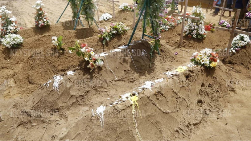 Erste Opfer der Attentate in Sri Lanka sind beerdigt worden.