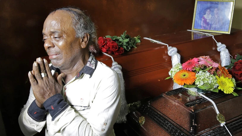 Ein Mann trauert um Angehörige, die bei den Anschlägen in Sri Lanka starben.