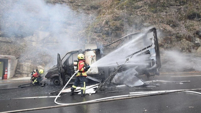 Kurz vor einem Tunnel ist dieser Lieferwagen bei Lungern ausgebrannt. Verletzt wurde niemand.