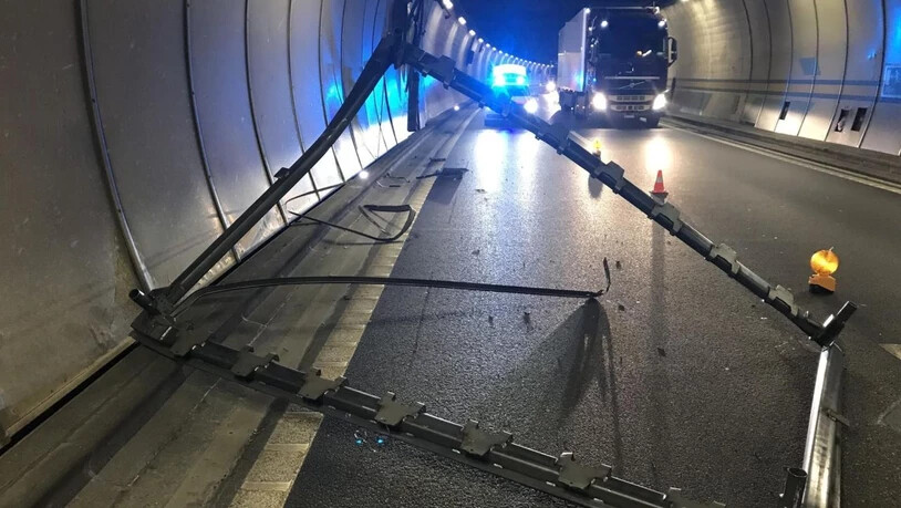 Im Arisdorftunnel der A2 im Kanton Baselland hat ein Lastwagen einen 800 Kilogramm schweren Metallrahmen verloren.