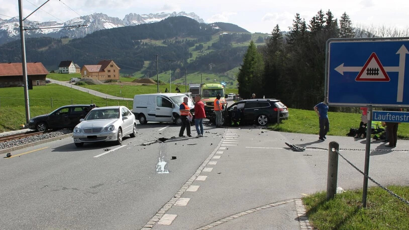 Beim Auffahrunfall zwischen Appenzell und Meistersrüte wurden vier Personen verletzt. Weil ein Auto das Geleise der Appenzeller Bahn blockierte, kam es zu einem zweistündigen Bahnunterbruch.