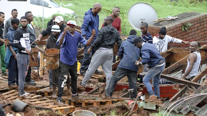 Helfer suchen nahe von Durban nach Opfern in einem zusammengestürzten Haus