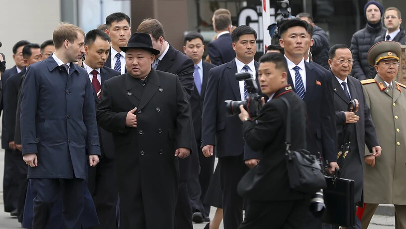 Der nordkoreanische Machthaber Kim ging nach seiner Ankunft in Wladiwostok in Begleitung einer Delegation eine Strecke zu Fuss.