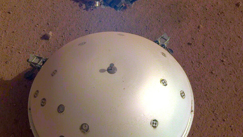 Das Seismometer auf der Marsoberfläche ist durch einen Schutzschild vor Marswinden geschützt. (Archivbild)