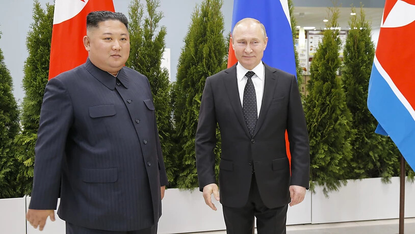 Haben sich in der ostrussischen Stadt Wladiwostok erstmals persönlich getroffen: Russlands Präsident Wladimir Putin und Nordkoreas Machthaber Kim Jong Un.