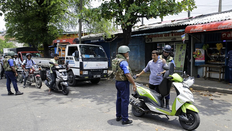 Soldaten überprüfen in Colombo Motorradfahrer. Seit den Anschlägen auf Kirchen und Hotels am Sonntag mit mindestens 359 Toten wurden insgesamt 76 Verdächtige festgenommen.
