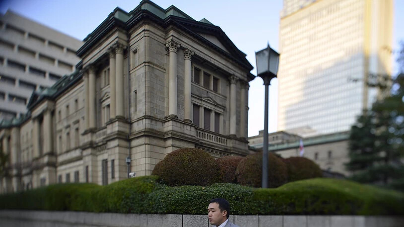 Die Bank von Japan legt sich auf Niedrigzins bis ins Jahr 2020 fest. (Archiv)
