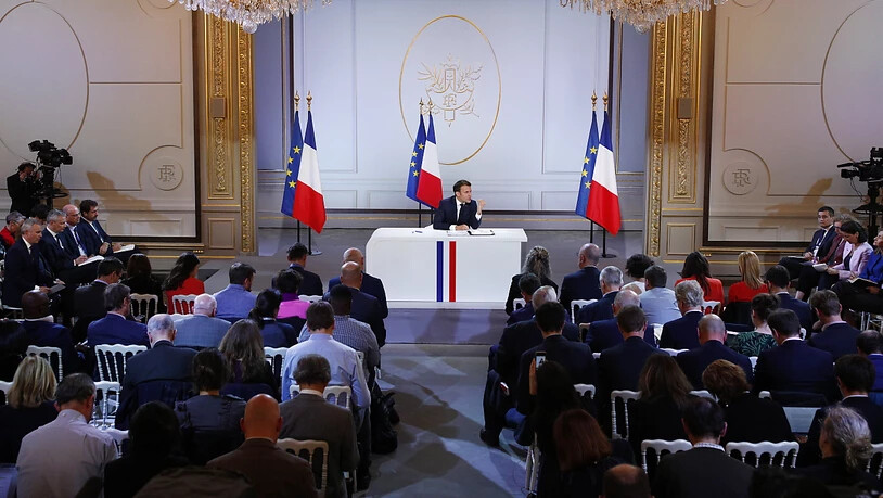 Vier Wochen vor der Europawahl hat Frankreichs Staatschef Emmanuel Macron den Franzosen neue milliardenschwere Zugeständnisse in Aussicht gestellt.