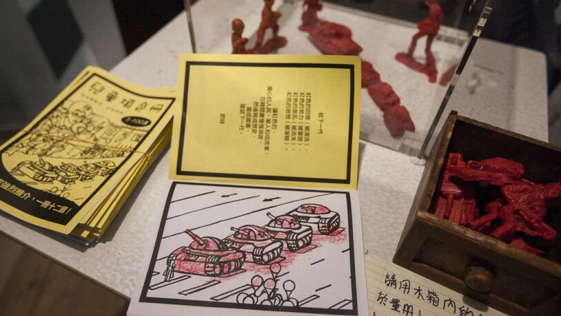 Unterichtsmaterial mit dem ikonischen Bild der Panzer, die gegen die protestierenden Studenten auf dem Tiananmen-Platz anrücken. Ein am Freitag wiedereröffnetes kleines Museum in Honkong ist der einzige Ort in ganz China, wo das Tiananmen-Massaker nicht…