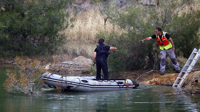 Auf der Suche nach weiteren Opfern des Serienmörders: Ermittler auf einem der Baggerseen südwestlich der Hauptstadt Nikosia auf Zypern.