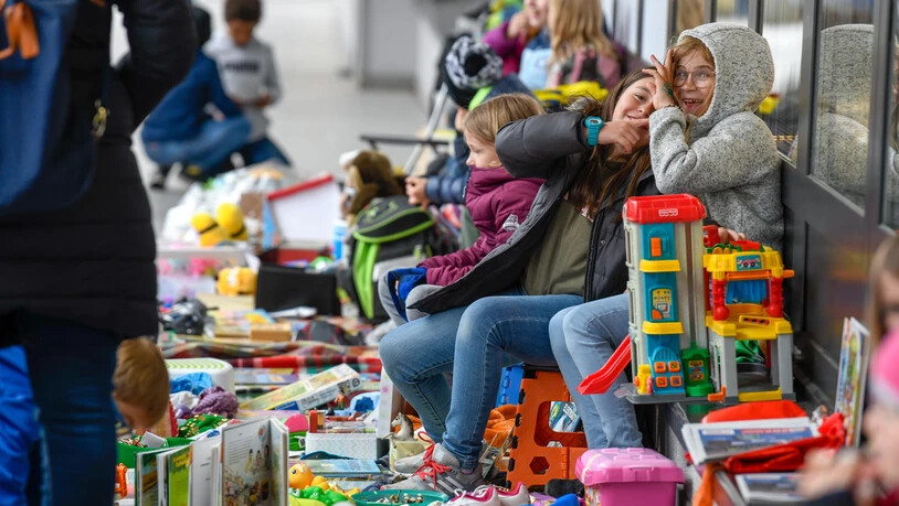 Allerlei Kunterbuntes zum Verkauf: Der Kinderflohmarkt lockt viele Neugierige an.