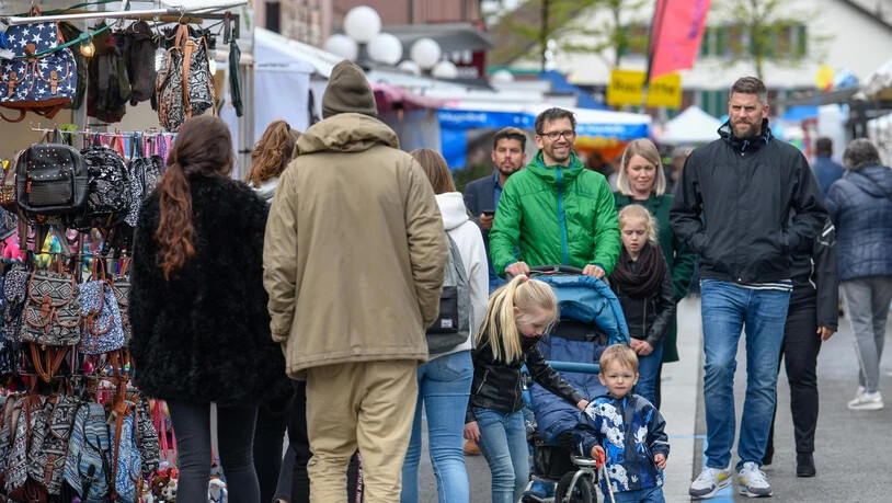 Glück im Wetterpech: Beim Auftakt des Fests können die Besucher im Trockenen flanieren.