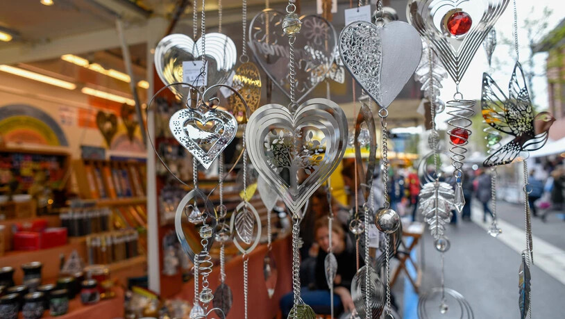Hübsche Geschenkidee: Deko-Anhänger aus Metall sind ein Blickfang.