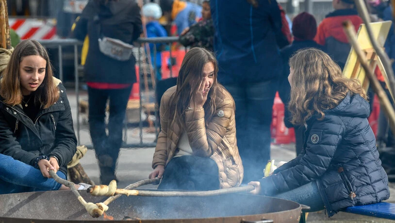 Gehört zum Frühlingsfest dazu: Das Bräteln von Schlangenbrot.
