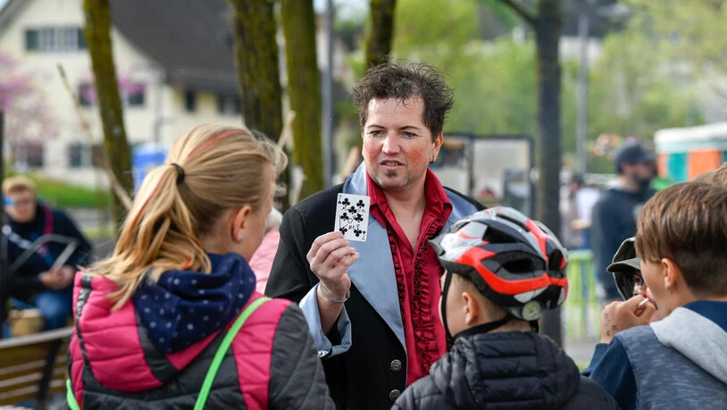 Clown Billy verwirrt die Zuschauer mit seinen Kartentricks.