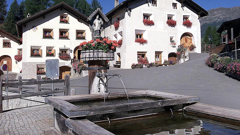 Aus den Bündner Dorfbrunnen, im Bild jener in Tarasp, lässt sich (meist) bedenkenlos trinken.