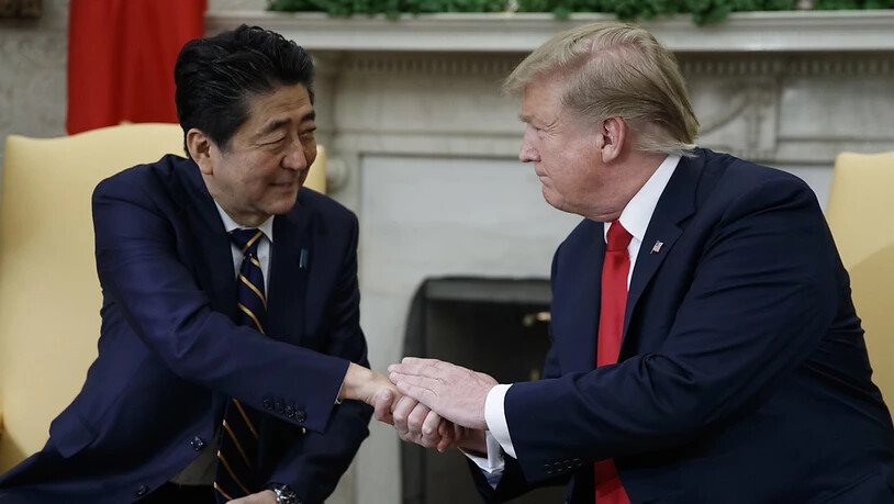 US-Präsident Donald Trump hat am Freitag (Ortszeit) den japanischen Ministerpräsidenten Shinzo Abe im Oval Office empfangen.