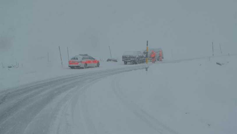 Auf der schneebedeckten Julierstrasse in Bivio geriet ein Autofahrer in einer Rechtskurve auf die Gegenfahrbahn und kollidierte dort mit einem talwärts fahrenden Lieferwagen.