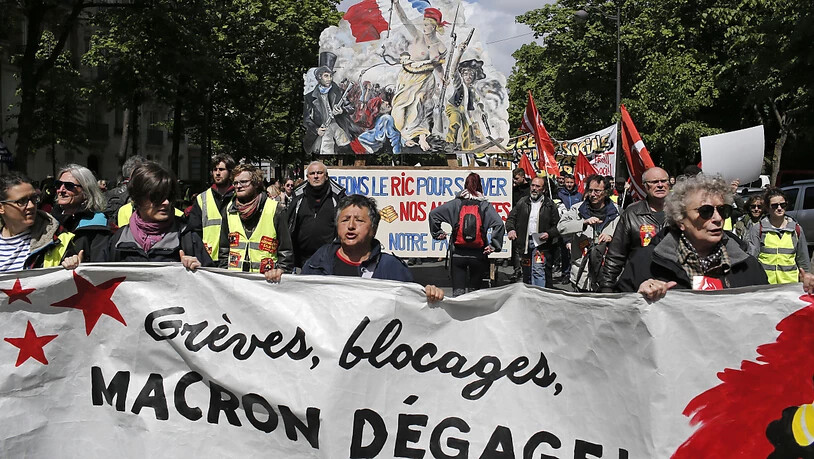 "Macron, hau ab!" heisst es auf Transparenten der "Gelbwesten", die am Samstag in Paris auf die Strasse gingen.