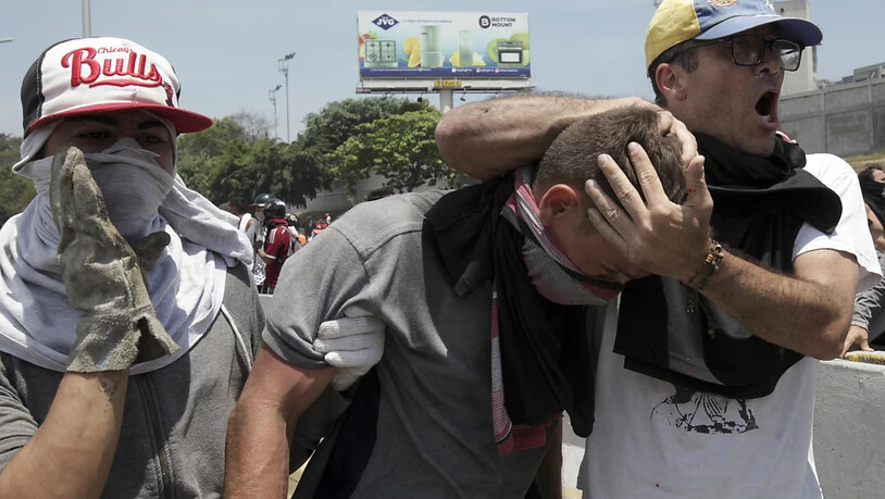 Ein verletzter Demonstrant während gewalttätigen Zusammenstössen mit der Maduro-treuen Armee in Caracas.