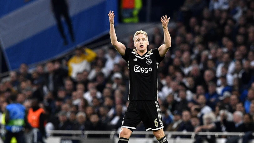 Donny Van de Beek jubelt nach dem 1:0 in Richtung Ajax-Fans
