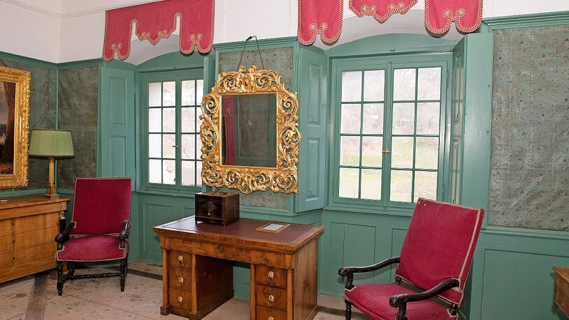 Besucher werden ins Zimmer des Königs. . . 