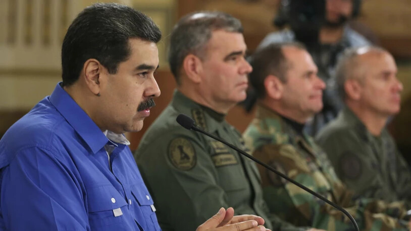 Nach dem Aufstand von Soldaten in Venezuela hat Präsident Nicolás Maduro (links) den Aufstand für gescheitert erklärt und dankte am Dienstagabend (Ortszeit) der Militärführung für den Mut "bei der Verteidigung des Friedens".