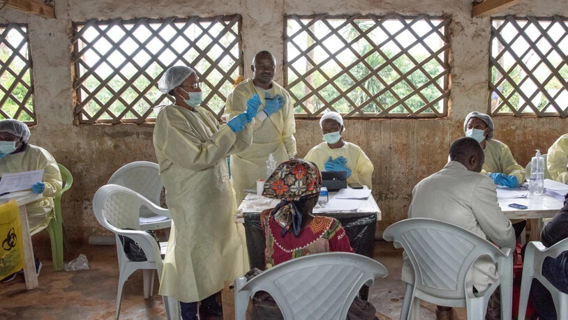 Ein WHO-Impfteam in der Stadt in Butembo, wo vergangene Woche wurde ein Arzt der Uno-Organisation getötet wurde. Im Osten des Kongos haben bereits knapp 110'000 Menschen einen experimentellen Ebola-Impfstoff erhalten. (Archivbild)