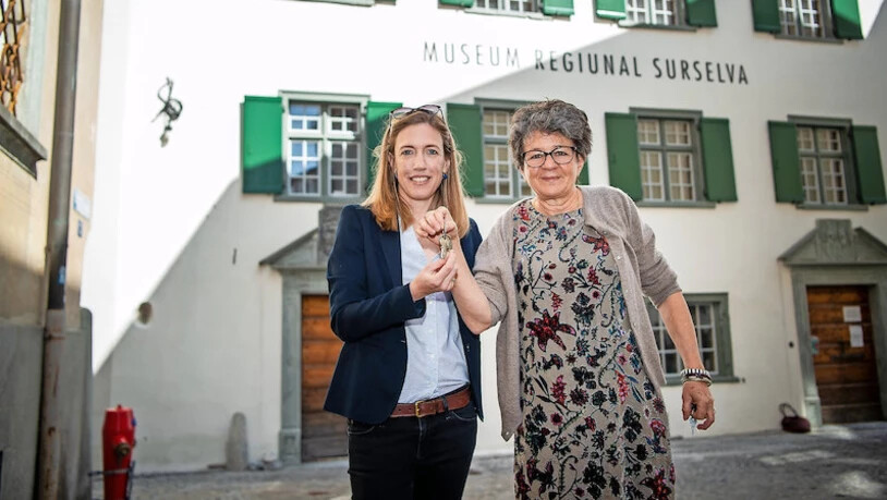 Weil im Innern des Museum Regiunal Surselva noch eifrig gebaut wird, findet die Schlüsselübergabe von Marianne Fischbacher (rechts) an Ursina Jecklin-Tischhauser etwas improvisiert auf der Gasse in Ilanz statt. 