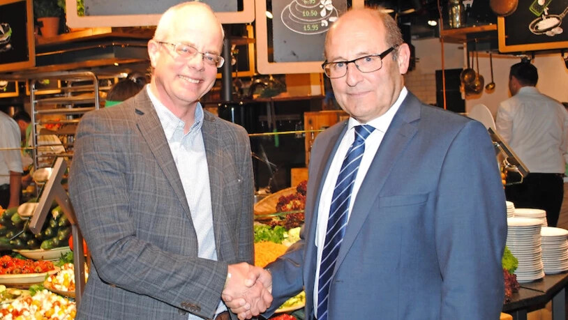 Verwaltungsratspräsident Hans Umberg (rechts) heisst Gemeindepräsident Thomas Kistler als neuen Verwaltungsrat willkommen. 