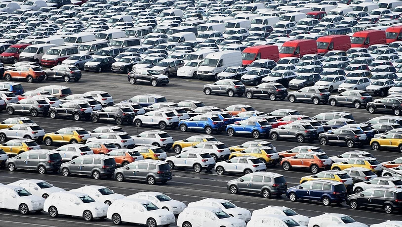 Der Volkswagenkonzern hat einen tieferen Betriebsgewinn verbucht: Autos warten auf den Export (Archivbild).