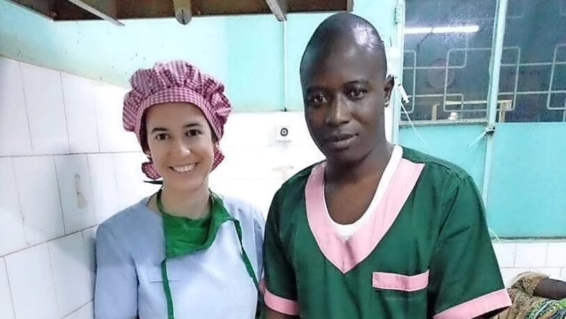 «Der Mutter zeigen und mit ihr reden»: Corina Mani wiegt ein Neugeborenes in ihren Armen.NOWAWA OUEDRAOGO