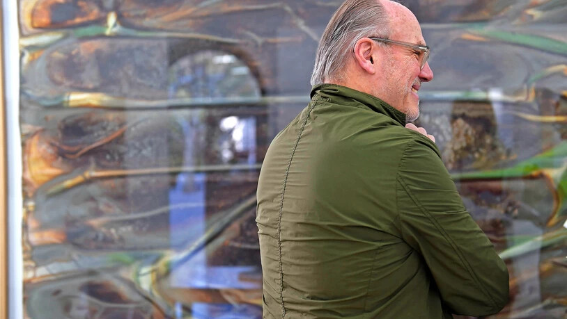 Martin Hürlimann vor dem Werk «Wasserzeichnung Nr. 144» von Patrick Rohner, das während eines Jahrs unter Wasser entstand.