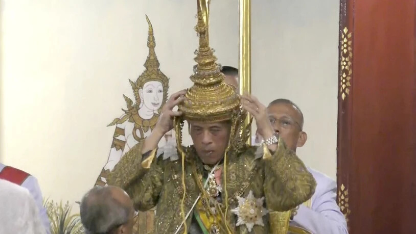 Der feierliche Moment: Thailands König Maha Vajiralongkorn setzt sich auf dem Thron sitzend die Krone auf.