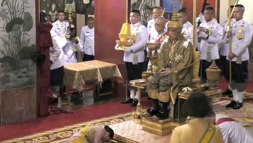 Ehrbezeugung vor dem Thron: Thailands Königin Suthida nach der Krönung ihres erst vor kurzem angetrauten Ehemanns.