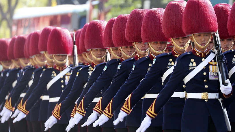 Die königliche Garde marschiert vor dem Palast in Bangkok auf.