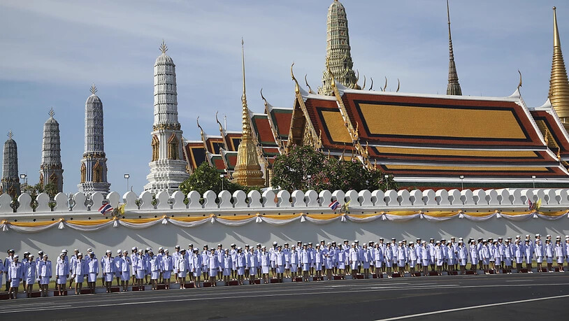 Warten auf den neuen König: Offiziere stehen vor dem Grossen Palast in Bangkok.