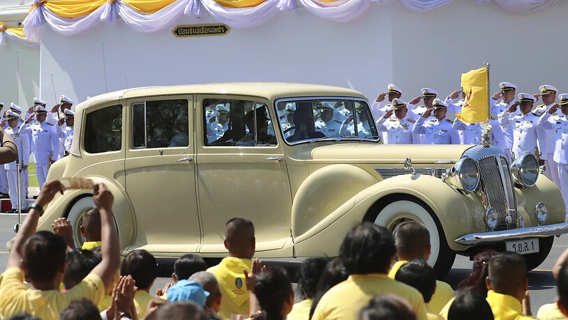 Anfahrt im Rolls Royce: Thailands Königspaar auf dem Weg zur Krönung.