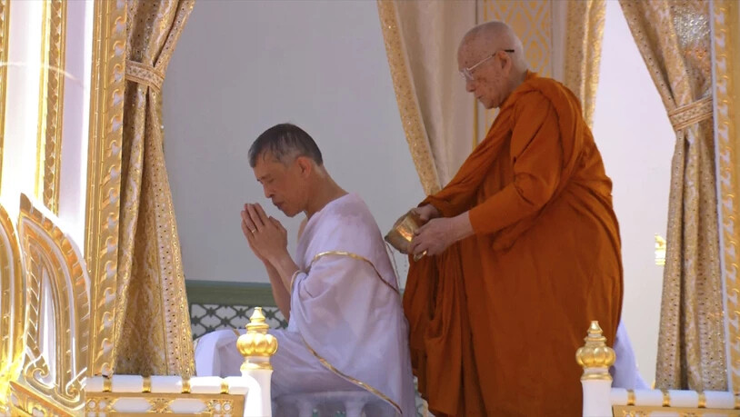 Gebet beim Reinigungsritual: Thailands neuer König Maha Vajiralongkorn vor der Krönung.