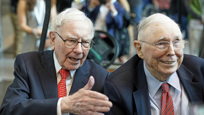 US-Börsenguru Warren Buffett (88, links) und sein Vize Charlie Munger (95) an der Aktionärsversammlung ihrer Investmentgesellschaft Berkshire Hathaway.