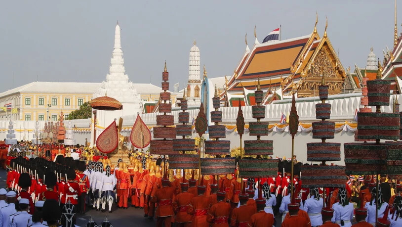 Gesamtansicht auf die Prozession mit König Maha Vajiralongkorn auf der goldenen Sänfte.