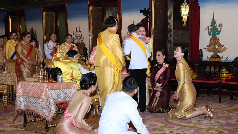 Der frische gekrönte König umarmt seine Schwester Prinzessin Ubolratana Mahidol im Königspalast in Bangkok.