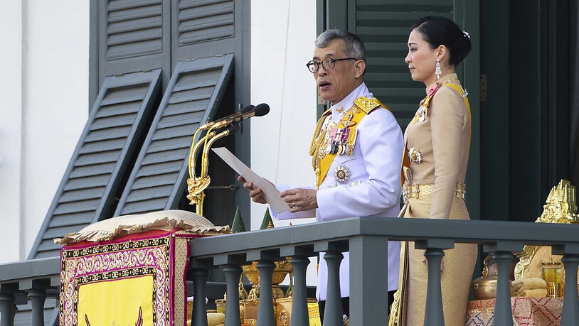 Thailands König Maha Vajiralongkorn bedankte sich am Montag in Bangkok vom Balkon des Grossen Palastes aus beim Volk für die vielen guten Wünsche. Der 66 Jahre alte Monarch und seine neue Frau, Königin Suthida (40), wurden von mehr als 40'000 Menschen…