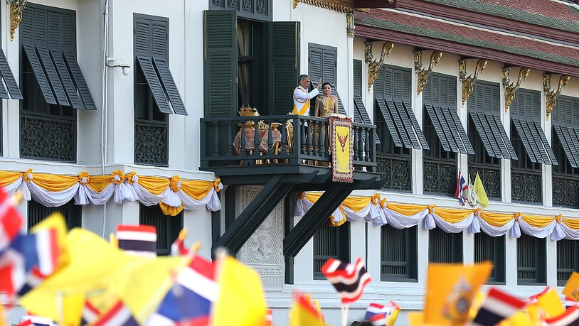 Thailands frisch gekrönter König Maha Vajiralongkorn hat sich am Montag in Bangkok erstmals in einer kurzen Ansprache ans Volk gewandt. Vom Balkon des Grossen Palastes aus dankte er für die vielen guten Wünsche.