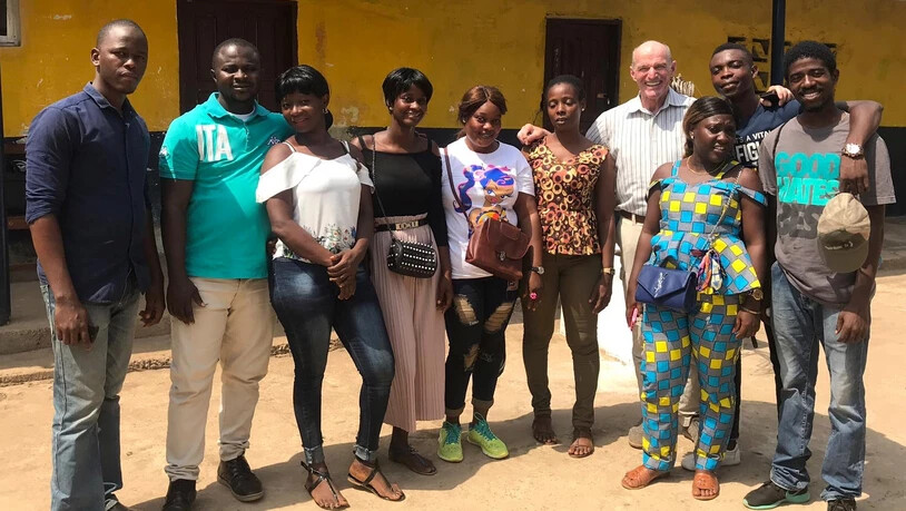 Der Schmerkner Felix Walz (4. von rechts) engagiert sich seit seiner Pensionierung in Liberia für sauberes Trinkwasser. 