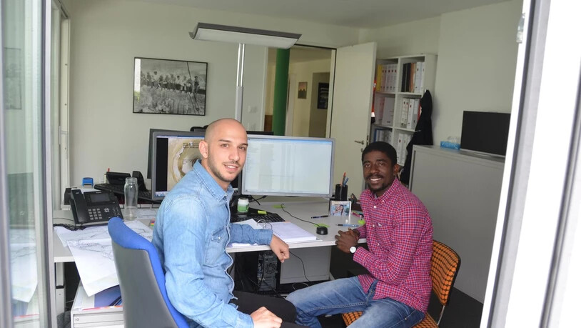 Ingenieur Giuliano Calendo (links) lässt Bob an seinem Wissen über Rohrsysteme und Hydraulik teilhaben.