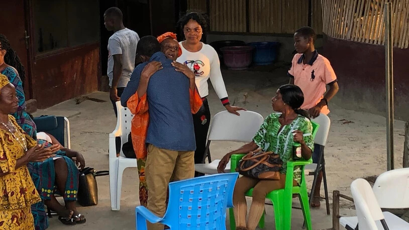 Es ist das erste Mal, dass Bob sein Heimatland Liberia verlässt – beim Abschied fliessen die Tränen. 