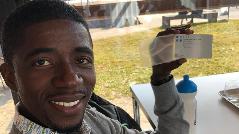 Stolz präsentiert Bob seinen Studentenausweis der HSR.