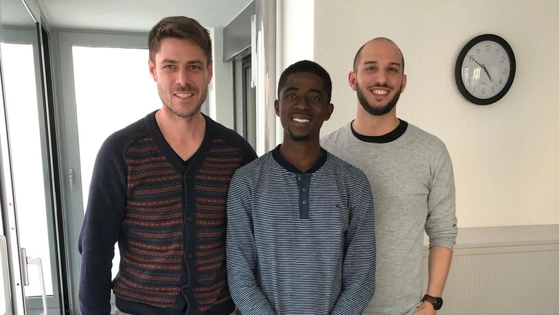 Ignaz Caviezel, Austauschstudent Bob und Ingeieur Giuliano Calendo (von links) im Studentenwohnheim, wo Bob wohnt.