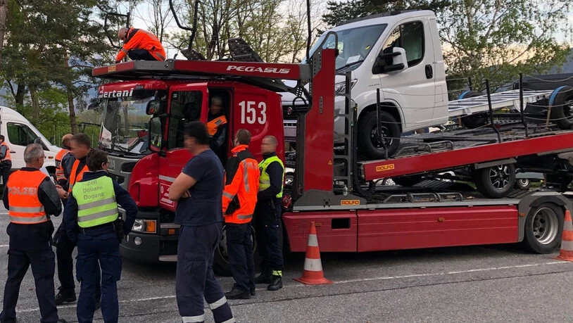 Polizisten aus mehreren Kantonen haben gemeinsam eine Grosskontrolle auf der A13 durchgeführt.